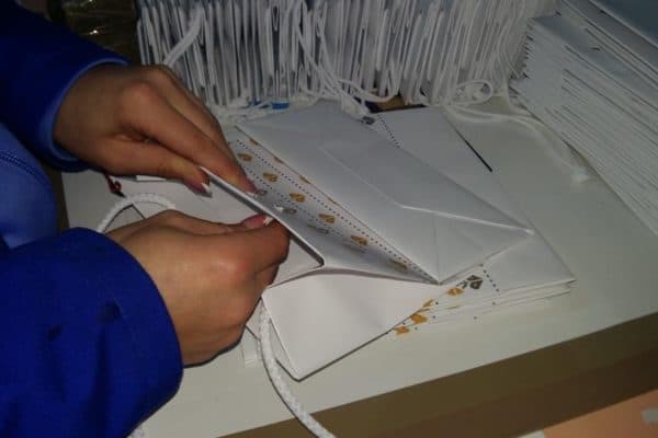 fabrication d'une poignée pour des sacs papier en usine