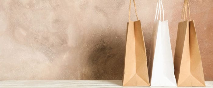 sac_kraft trois sacs kraft brun contre un mur couleur saumon
